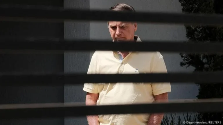 Bolsonaro segue com crises de soluços, que pioram à medida que fala muito ou se exalta, afirma médico
