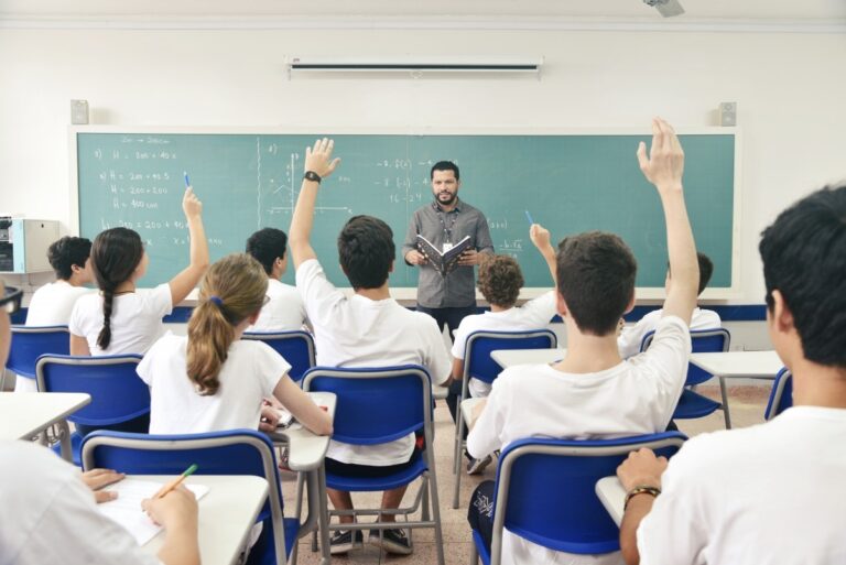 Novo Plano Nacional de Educação cria revisão bienal e projeta alfabetização total e internet nas escolas até 2035