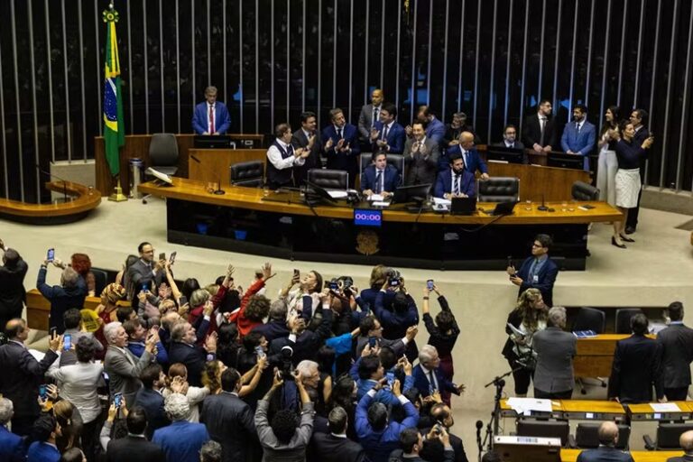 Câmara aprova com votação unânime projeto que amplia faixa de isenção do IR para R$ 5 mil