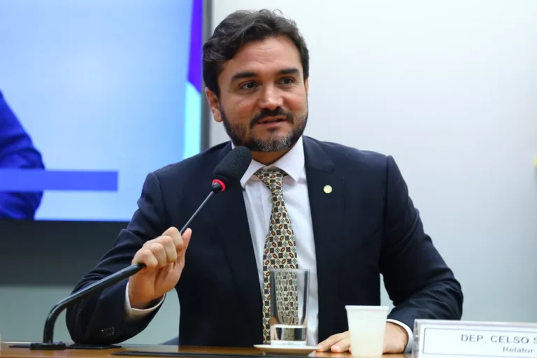 União Brasil suspende ministro do Turismo por 60 dias após permanência dele no cargo