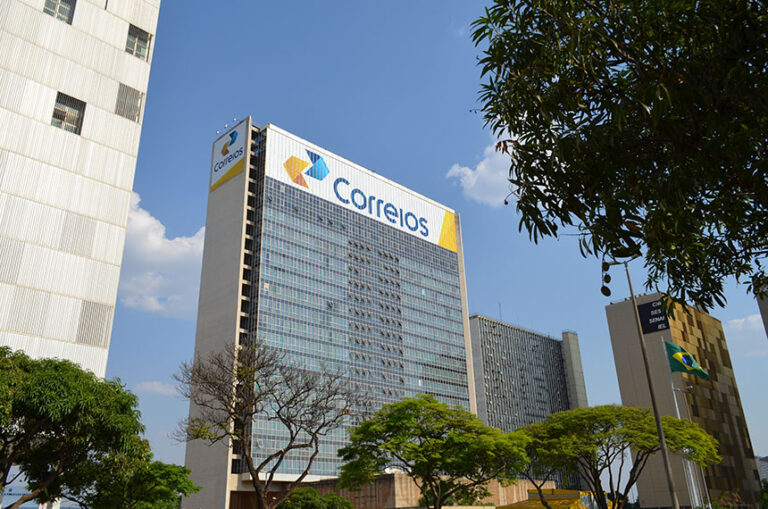 Após duas semanas de paralisação, trabalhadores dos Correios encerram greve