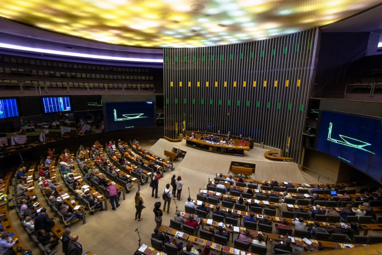 Câmara dos Deputados aprova punição contra quem obstruir vias para praticar crimes