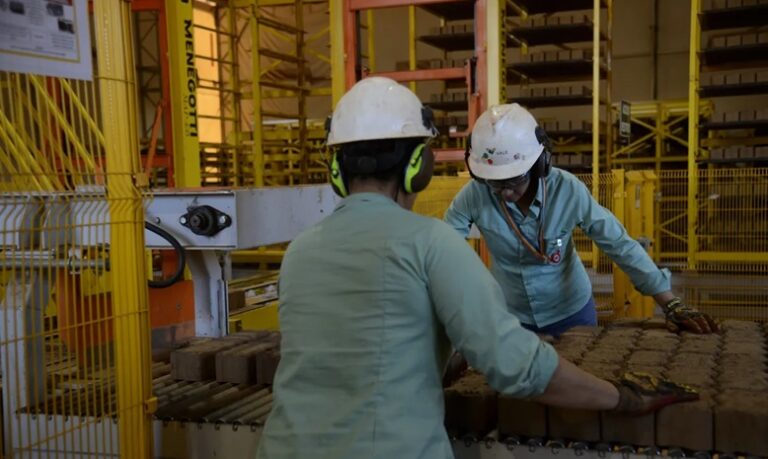 Com juros elevados, CNI diminui projeção para indústria em 2025 pela 2ª vez