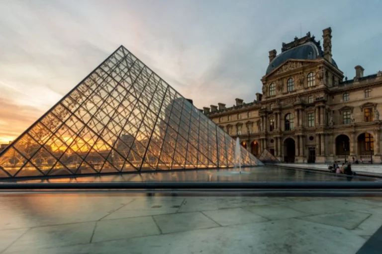 Criminosos invadem Museu do Louvre, em Paris, e roubam joias de Napoleão