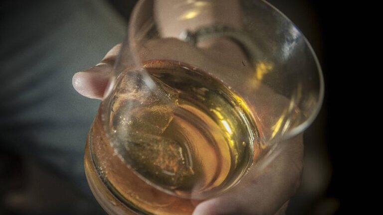 Ministério da Saúde orienta evitar bebidas alcoólicas destiladas se não houver certeza de origem