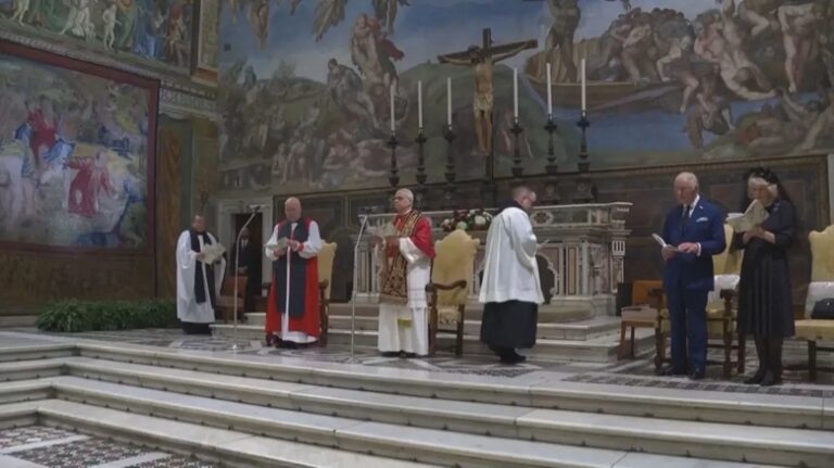 Rei Charles e papa Leão XIV rezam juntos em cerimônia inédita em 500 anos