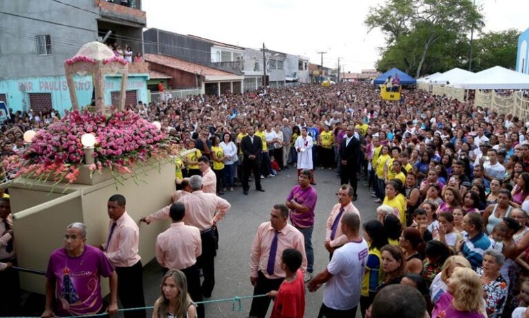 Fiéis participam de peregrinação no Dia de Nossa Senhora Aparecida em Aracaju