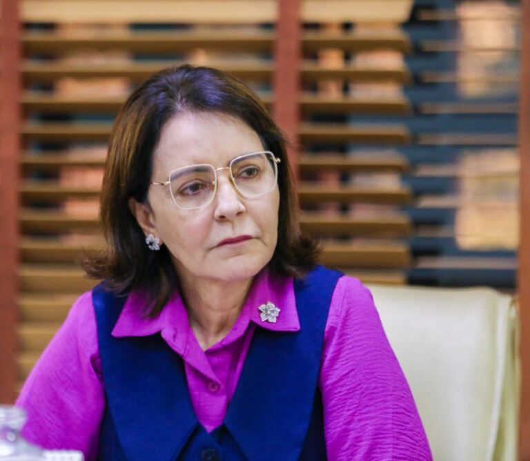 Prefeita Emília Corrêa assina decreto que cria comissão para organização do Concurso Municipal Unificado em Aracaju