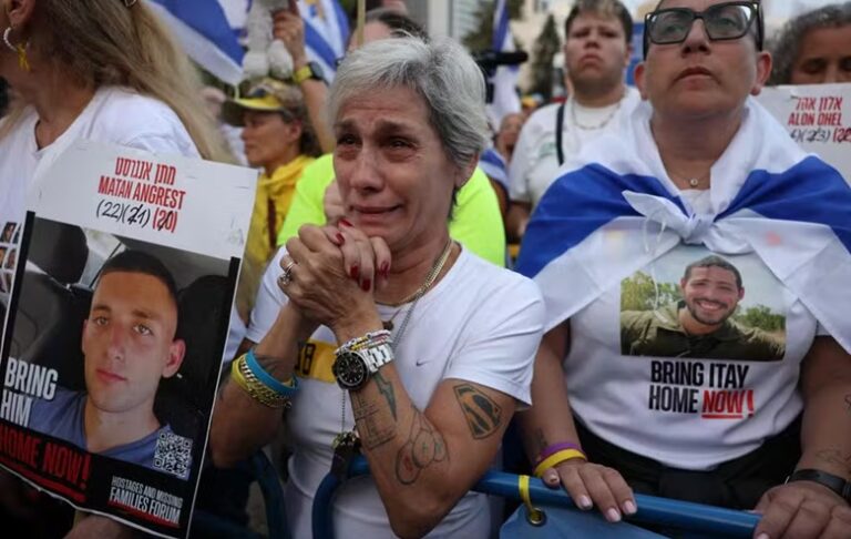 Reféns israelenses são libertados pelo Hamas após 738 dias em cativeiro na Faixa de Gaza