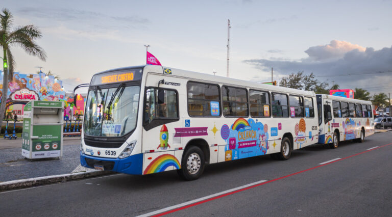 Ônibus que atendem Orla da Atalaia circulam com temática especial durante a Vila da Criança
