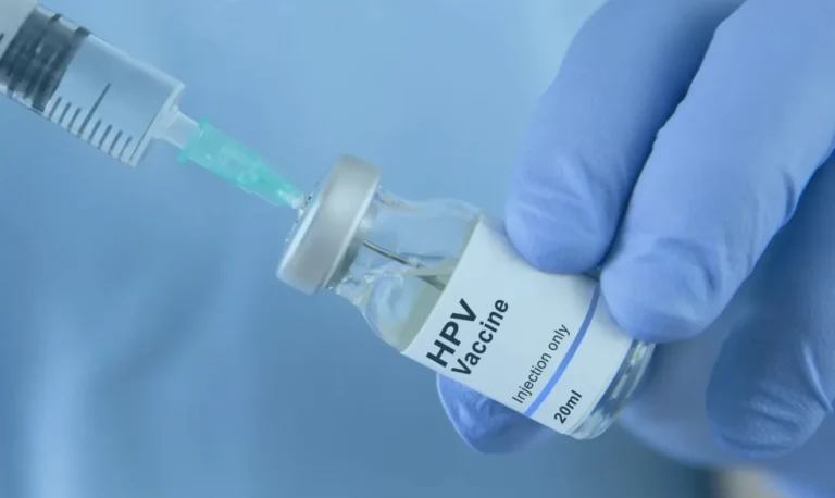 Vacina contra HPV conseguiu reduzir em quase 60% os casos de câncer do colo do útero no Brasil, revela estudo da Fiocruz