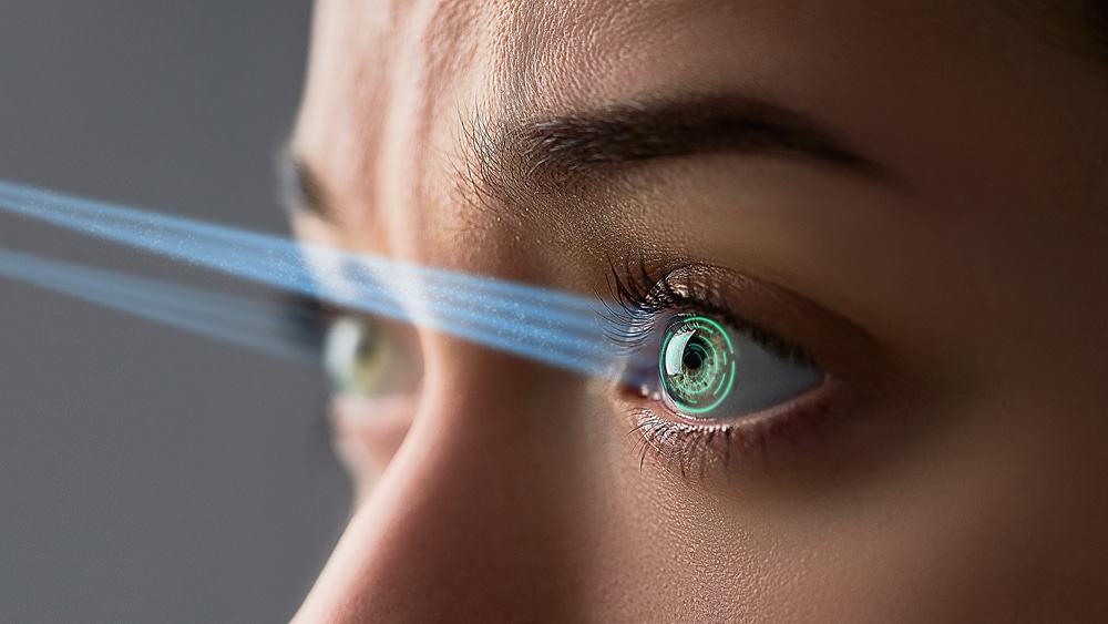 Chip implantado atrás da retina ocular que recupera a visão deve ser lançado em 2026