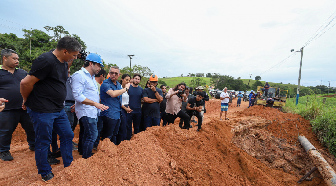 Governador de Sergipe acompanha ações para recuperação de estrada e adutora afetadas pelas chuvas em Umbaúba