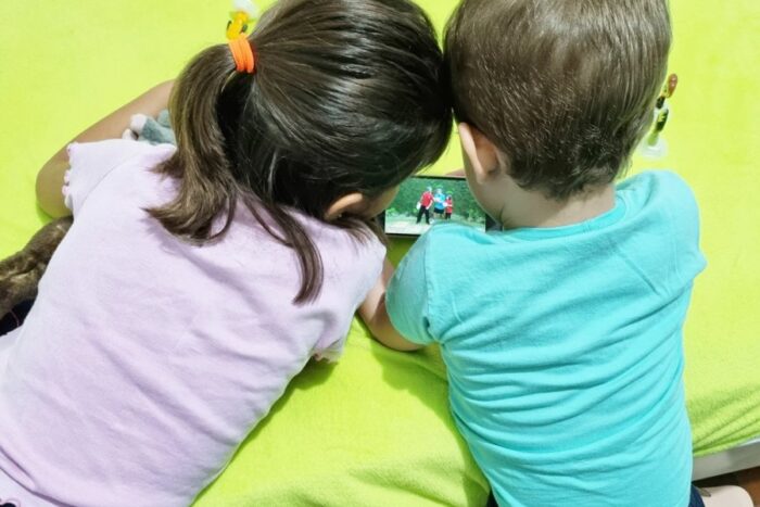 No Brasil, acesso à internet na primeira infância dispara em uma década