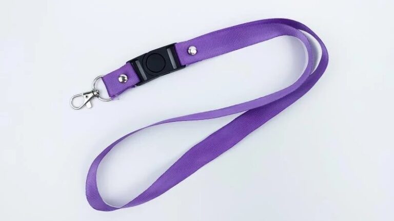 Projeto cria cordão roxo para identificar pessoas com Alzheimer