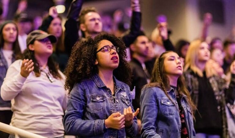 Crescimento da doutrina protestante no Brasil aproxima jovens da ideologia de direita e pode impactar eleições