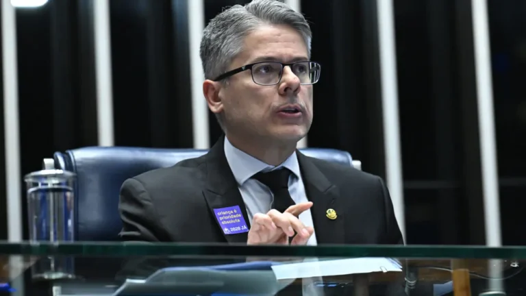 Escritório de advocacia da mulher de Moraes vai processar senador Alessandro Vieira