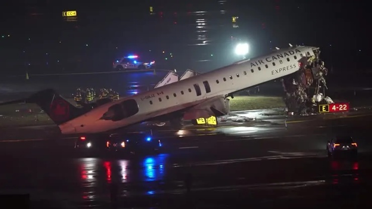 Avião atinge caminhão de bombeiros após pouso e causa mortes nos EUA
