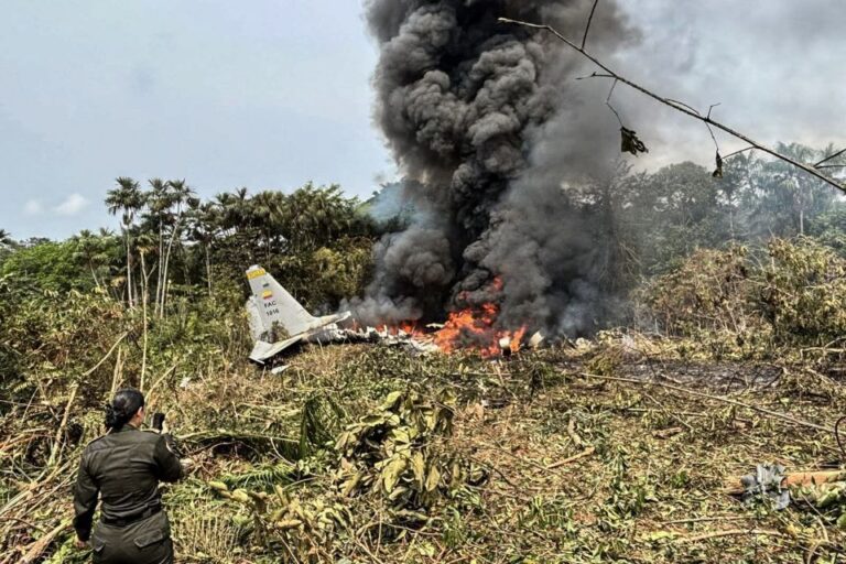 Avião militar cai na Colômbia com 125 pessoas a bordo; até o momento, não há balanço oficial do número de mortos e feridos