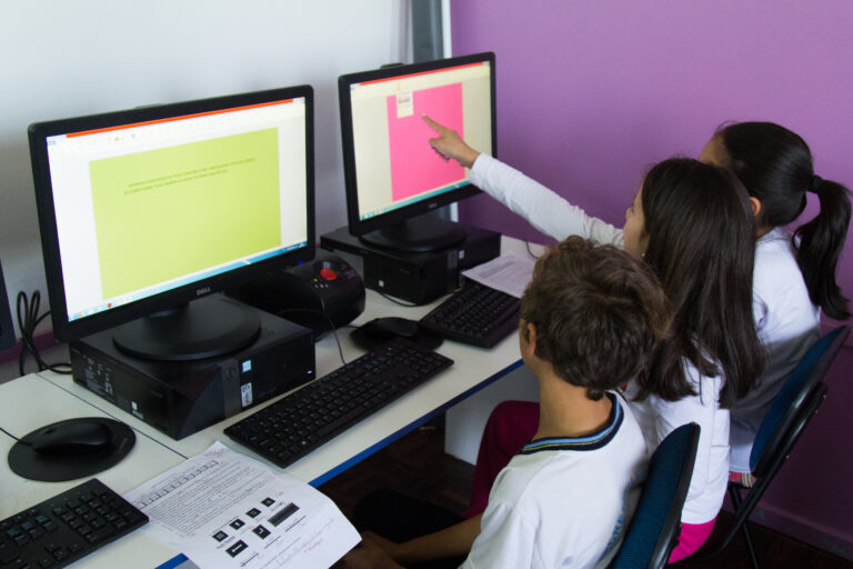 Brasil supera 99 mil escolas públicas com internet e planeja universalizar conectividade até o fim de 2026