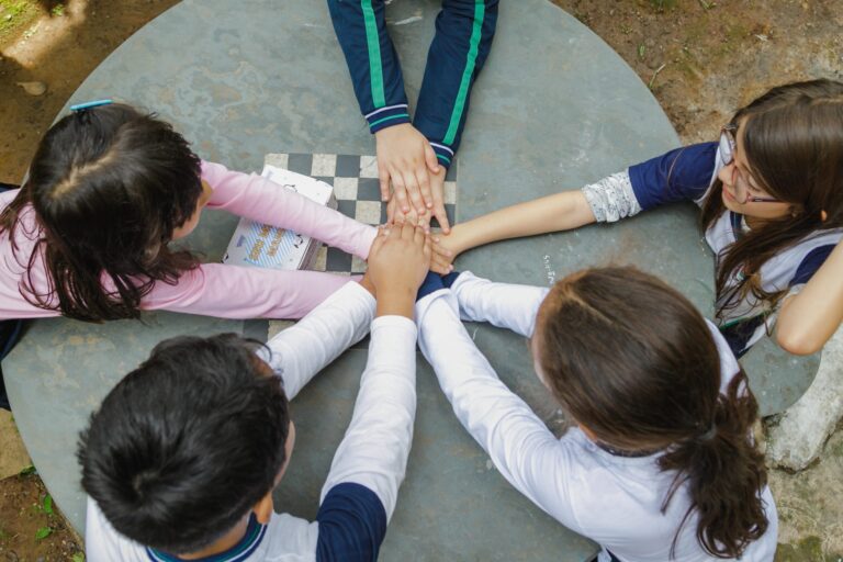 Qual é o impacto no desenvolvimento infantil quando a criança cresce com irmãos? Especialista orienta pais