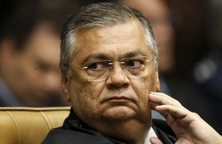 Defesa de Flávio Bolsonaro aciona Fachin e tenta tirar caso Dark Horse de Dino