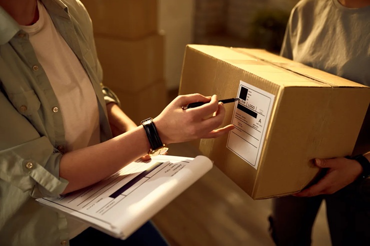 Por que é importante destruir etiquetas das embalagens compradas online?
