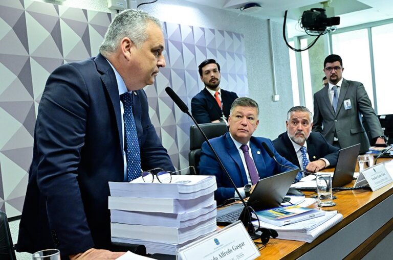 CPMI do INSS: relator pede indiciamento de mais de 200 pessoas, incluindo o filho de Lula, parlamentares e ex-ministros de Estado