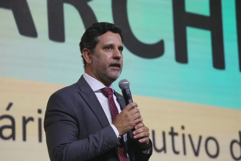 Lula anuncia Leonardo Barchini como novo ministro da Educação