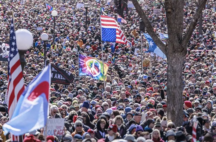 Manifestações anti-Trump reúnem milhões nas ruas de cidades dos EUA