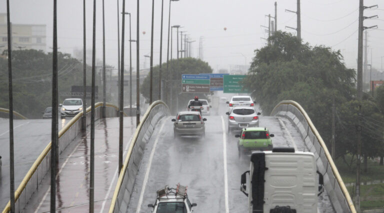 Semac renova aviso de chuvas fortes com risco de ventos e descargas elétricas