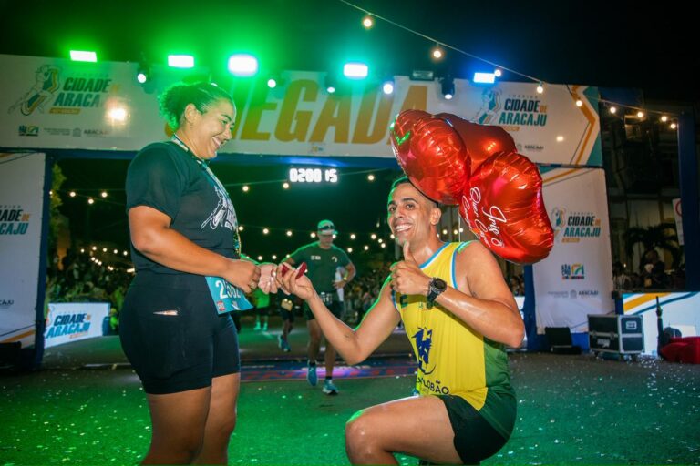 Pedido de casamento emociona público na chegada da Corrida Cidade de Aracaju