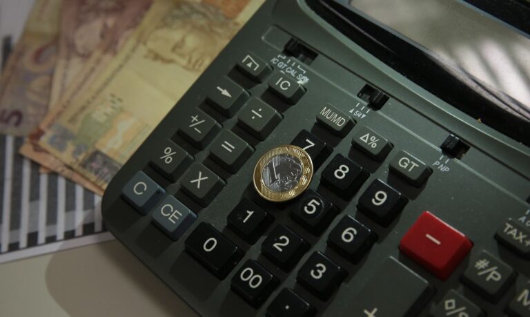 Inflação oficial chegou a 0,88% em março, afirma IBGE