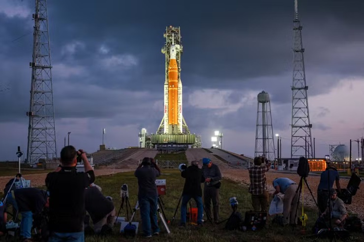 Nasa deve lançar hoje missão histórica de sobrevoo tripulado à Lua