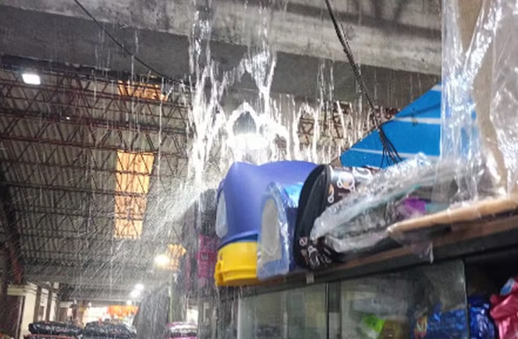 Água invade boxes e comerciantes do mercado contabilizam perdas em Aracaju