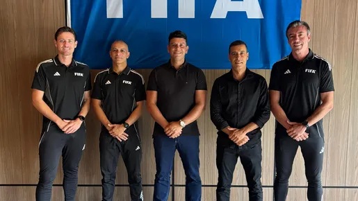 Fifa escolhe três árbitros, um VAR e cinco auxiliares brasileiros para a Copa