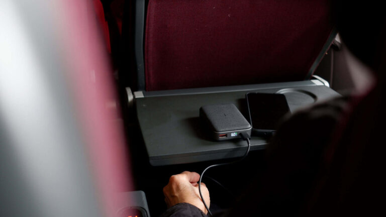 Após alerta da ONU, passageiros terão restrições em relação a carregadores portáteis em voos