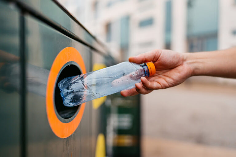 Geração Z aponta esquecimento e idosos citam falta de coleta como obstáculos para reciclar, diz pesquisa da Nexus e Sindiplast