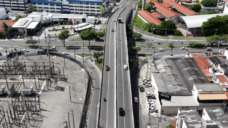 Obra provoca bloqueio parcial em viaduto da Avenida Francisco Porto