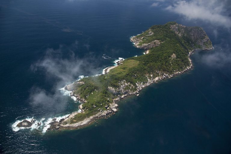 Conheça ilha brasileira, considerada única no mundo, que é praticamente inacessível ao público e os perigos