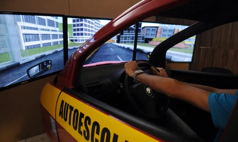 Em aplicativo CNH do Brasil, é possível escolher instrutor e autoescola