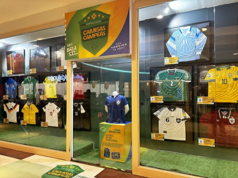 Shopping em Aracaju celebra paixão pelo futebol com exposição de camisas históricas