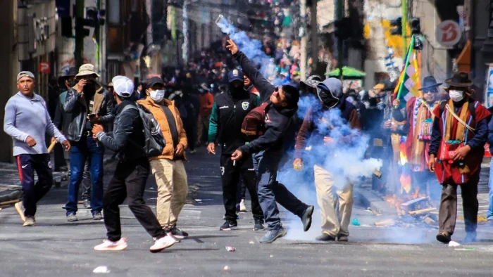 Diante de escalada de protestos violentos na Bolívia, Itamaraty emite alerta a brasileiros