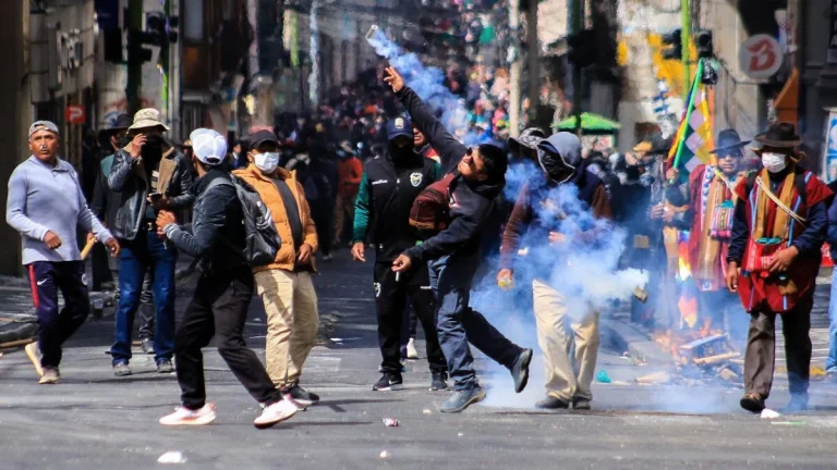 Diante de escalada de protestos violentos na Bolívia, Itamaraty emite alerta a brasileiros