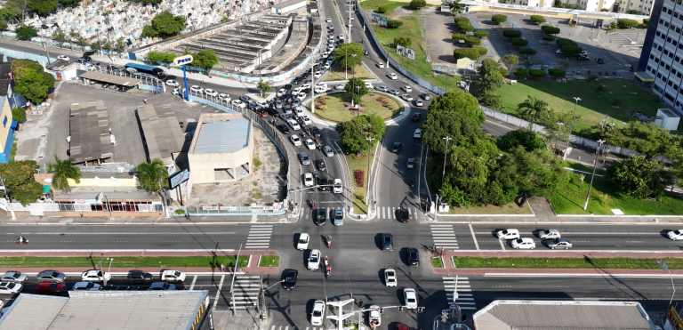 SMTT proíbe conversão à esquerda em cruzamento da Nova Saneamento com a Rio de Janeiro