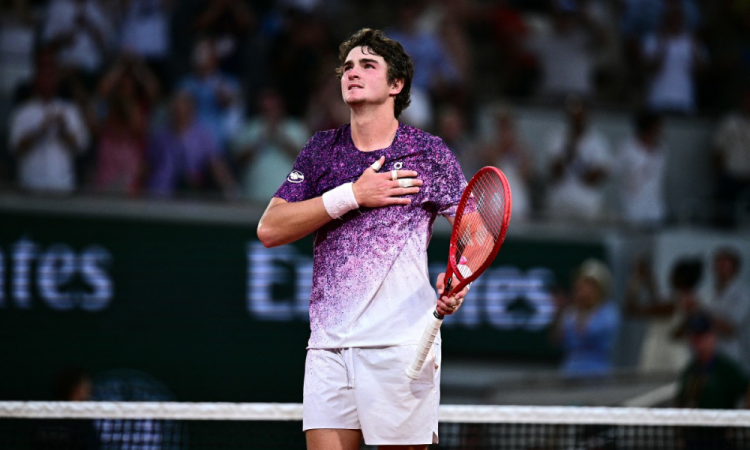 Em vitória histórica contra Djokovic, João Fonseca avança em Roland Garros