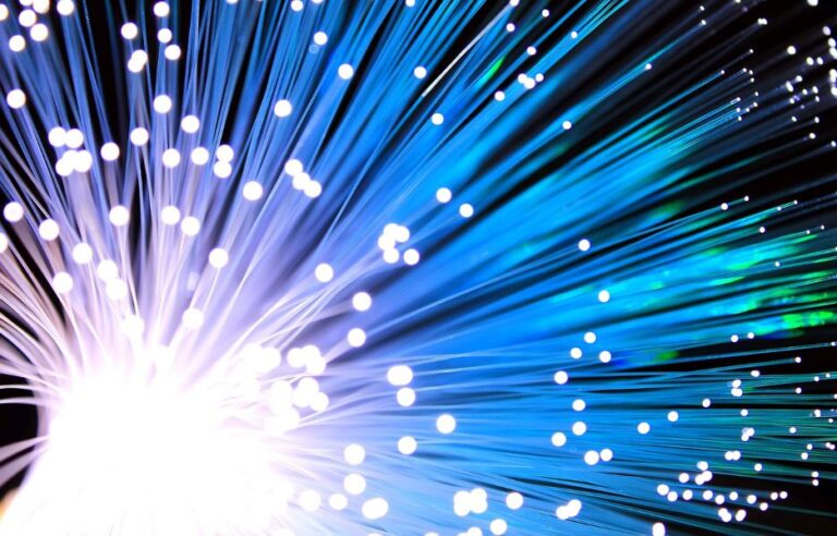 No Brasil, quatro em cada cinco conexões de banda larga fixa utilizam fibra óptica