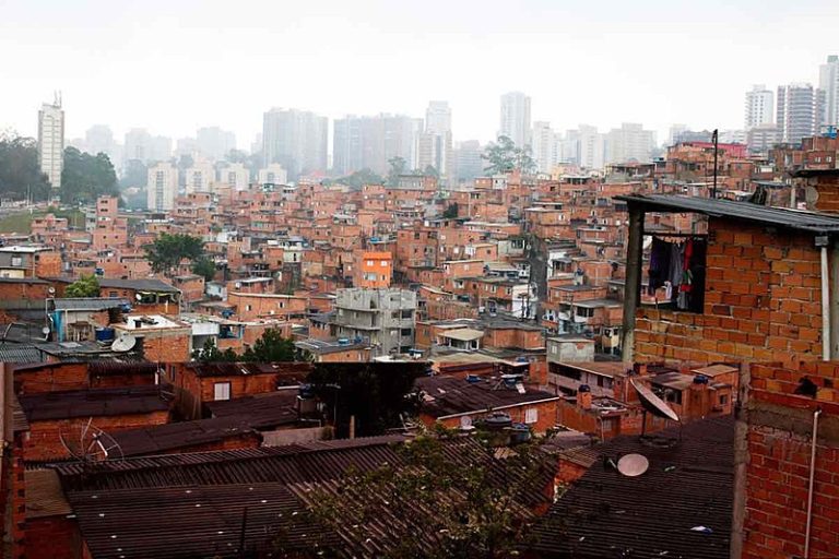 No Brasil, os 10% mais ricos concentram 40,3% da renda, aponta IBGE