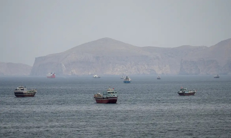 Mísseis atingem navio de guerra dos EUA que tentava entrar em Ormuz