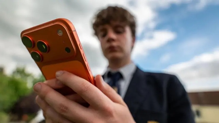 UE quer banir acesso a redes sociais e IA para menores de 13 anos